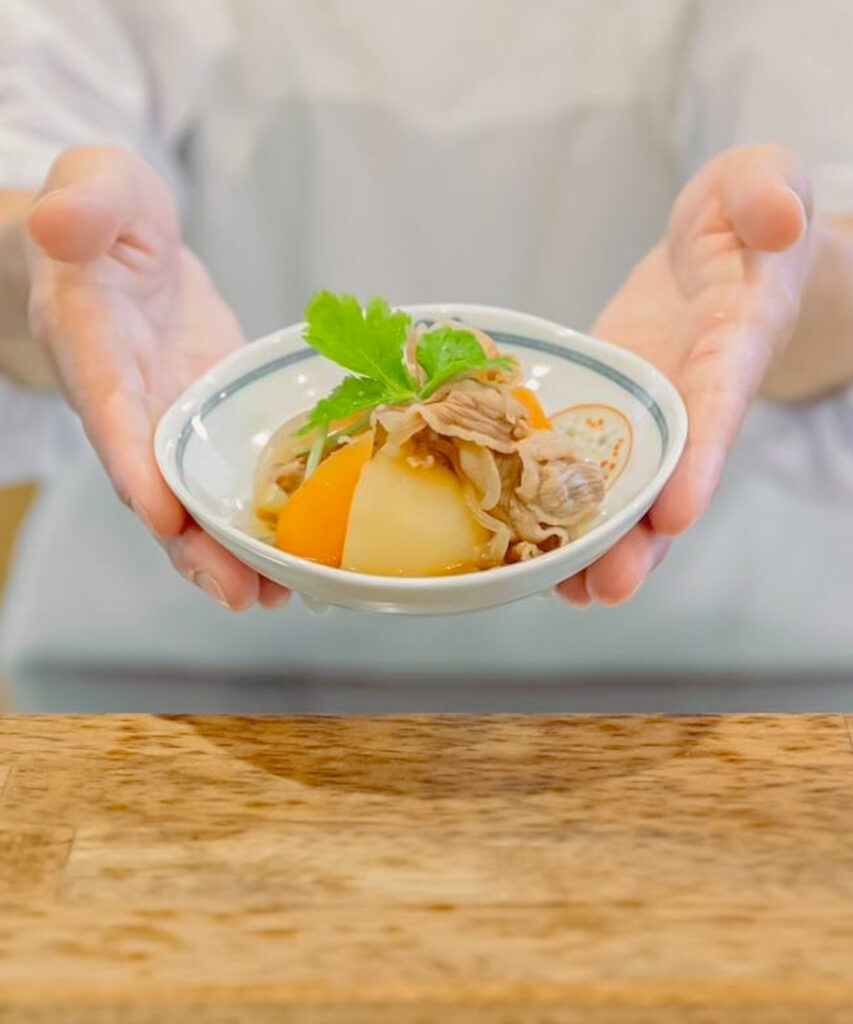 肉じゃがが入った器