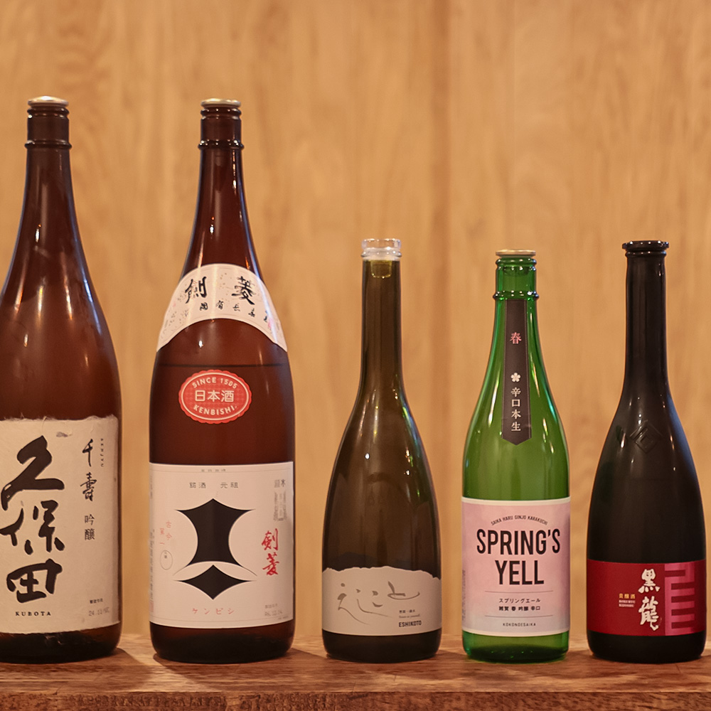 カウンターに並んだ酒瓶